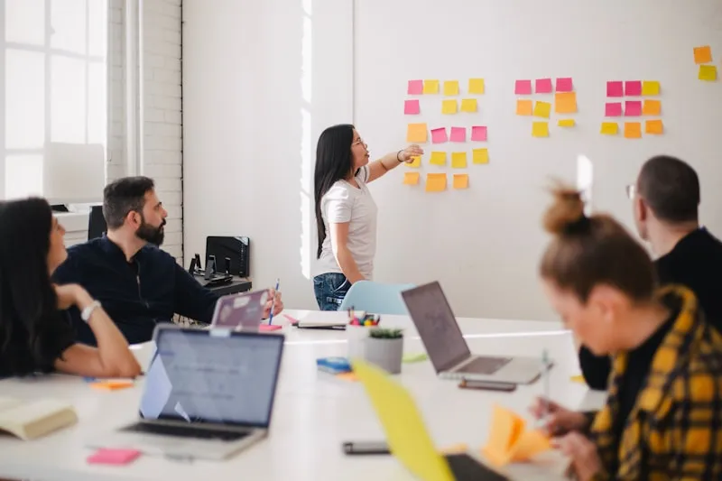 Team-Meeting in einem Büro mit Bildschirmen