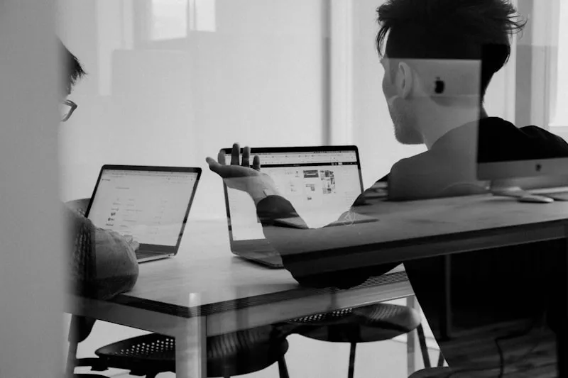 Geschäftsperson am Laptop im modernen Büro
