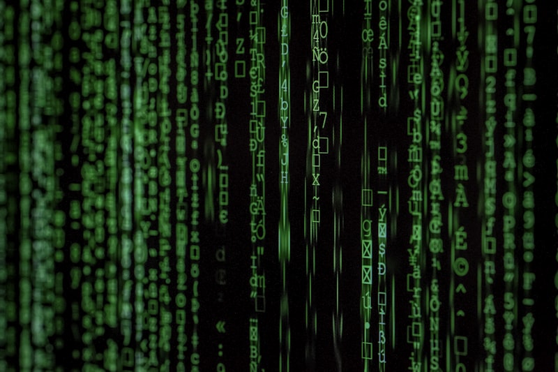 Datenanalyse und Monitoring auf einem dunklen Bildschirm