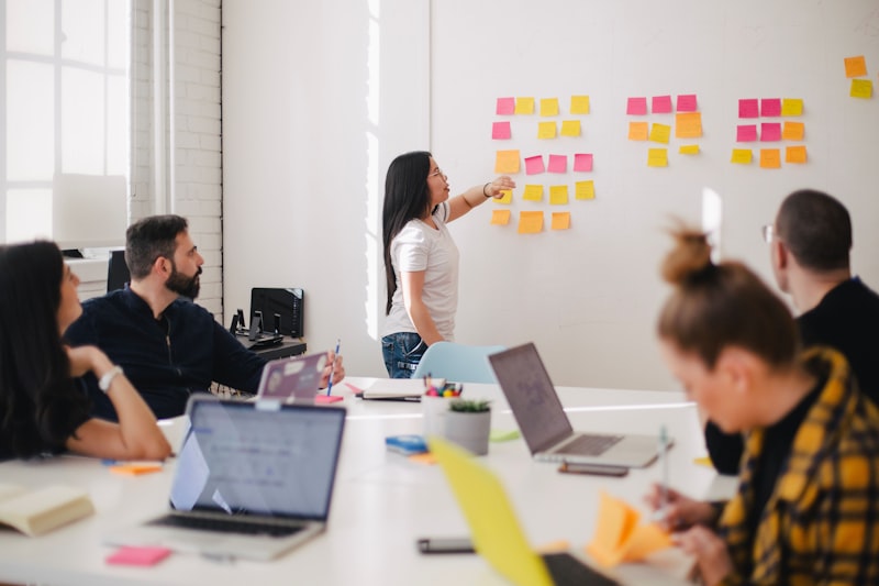 Team bei der Zusammenarbeit mit digitalen Werkzeugen im modernen Büro