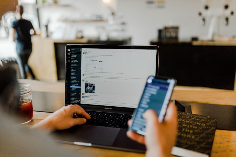 Geschäftsmann am Laptop mit digitalen Sicherheitssymbolen