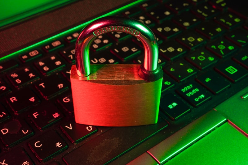Phishing Email auf Laptop
